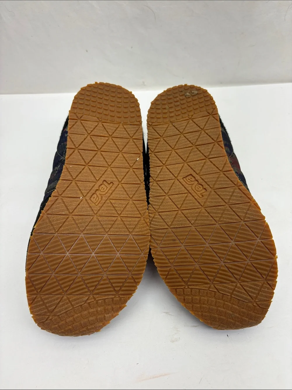 Teva Kids Quilted Slip-On Sneakers, SZ 4 for big kids, box 71